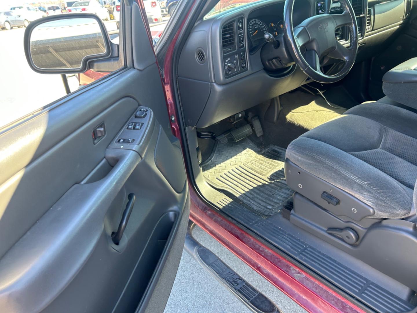 2004 Red Chevrolet Silverado 1500 (1GCEK19T64E) , located at 1687 Business 35 S, New Braunfels, TX, 78130, (830) 625-7159, 29.655487, -98.051491 - Photo#5